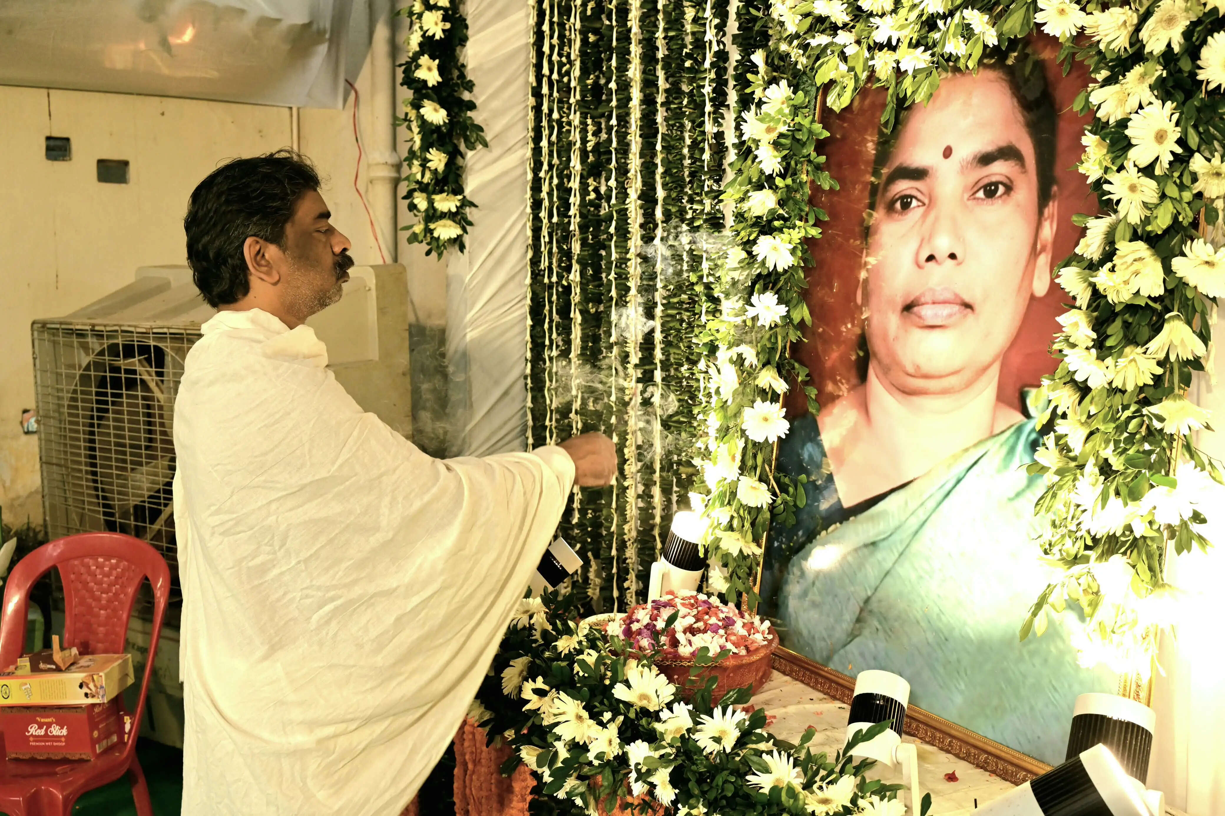 मां रूपी सोरेन के श्राद्धकर्म में मुख्यमंत्री हेमन्त सोरेन ने निभाई पारंपरिक रस्में