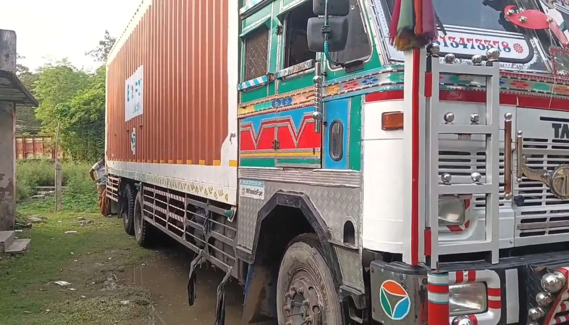 बिहार के अररिया में नोएडा से गुवाहाटी जा रही करोड़ों रुपये के मोबाइल गायब