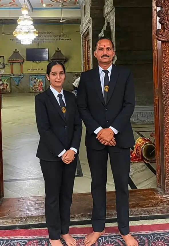पिता-पुत्री ने एक साथ की एलएलबी, बेटी बनी यूनिवर्सिटी टॉपर तो पिता तीसरे स्थान पर