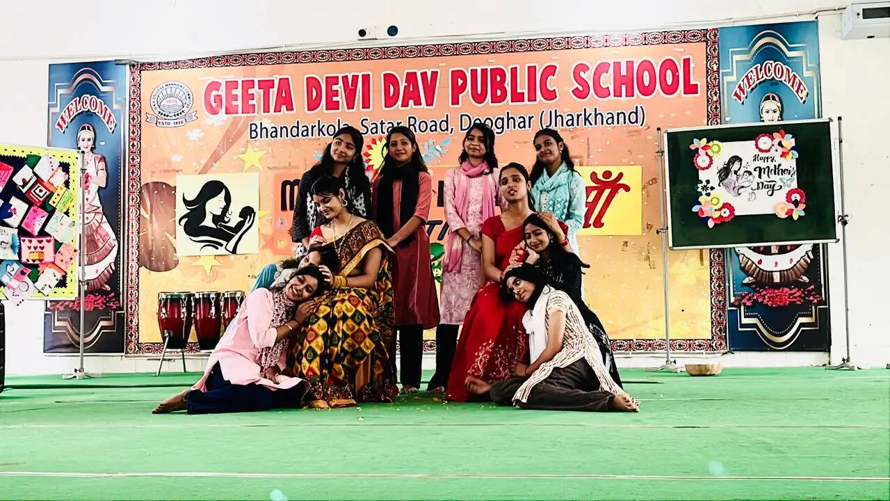 डीएवी में मदर्स डे पर मां के स्नेह को बच्चों ने किया नमन