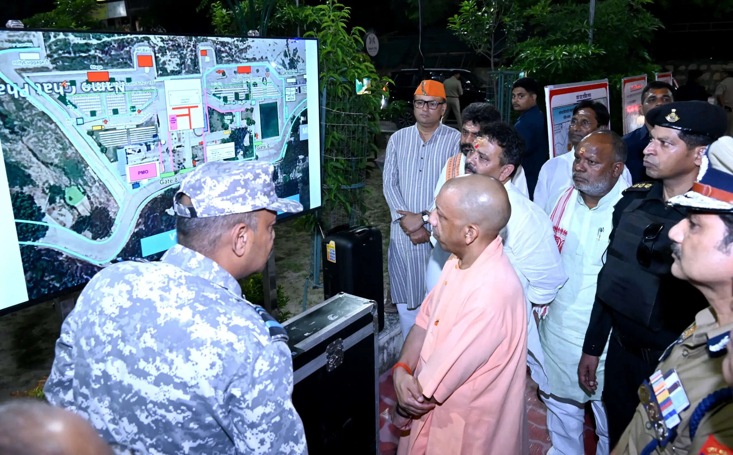 मुख्यमंत्री योगी ने नमो घाट पर परखी एयर शो की तैयारियां, सुरक्षा व्यवस्था चाक-चौबंद रखने के निर्देश