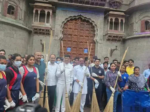 इंदौर में&nbsp;गोगा नवमी पर सफाई मित्रों का अवकाश, जनप्रतिनिधियों ने संभाली शहर की सफाई&nbsp;व्यवस्था