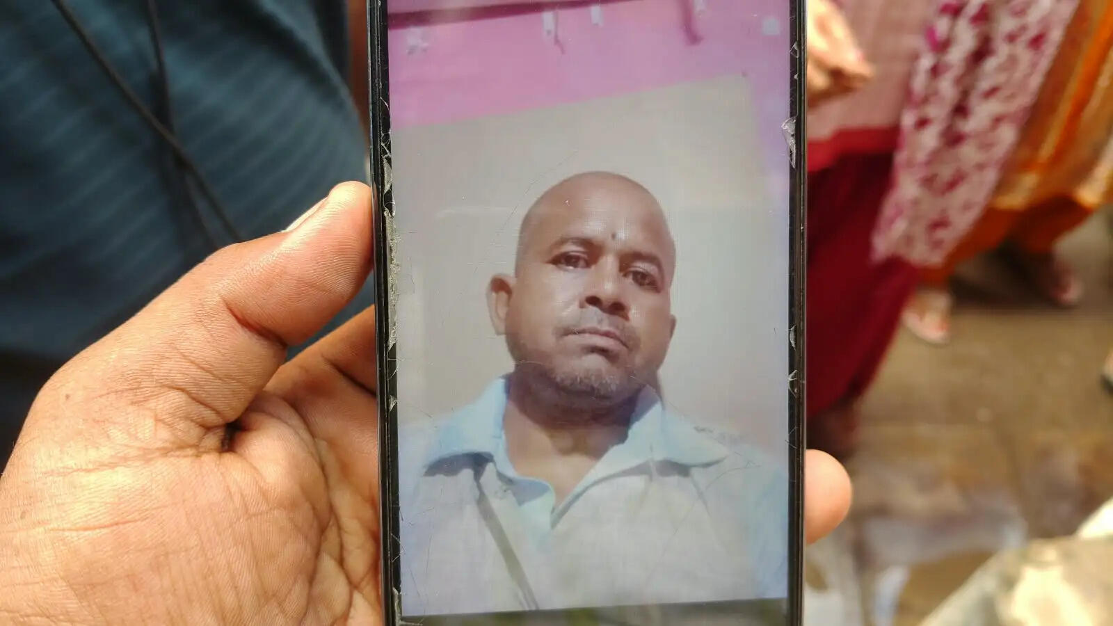 वाराणसी: दुकान के बाहर सो रहे तीन लोगों पर ईंट-पत्थरों से हमला, एक की मौत