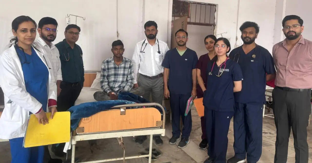 केएम हॉस्पिटल के चिकित्सकों ने टीबी मरीज के फेफड़े की झिल्लियों से निकाला दो लीटर गंदा पानी