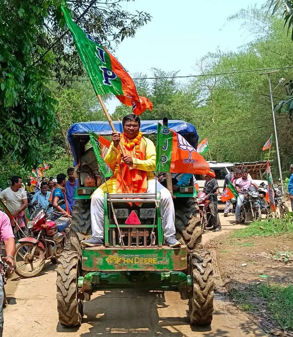 चुनाव 26 : बुलेट और ट्रैक्टर पर सवार होकर भाजपा उम्मीदवार का प्रचार