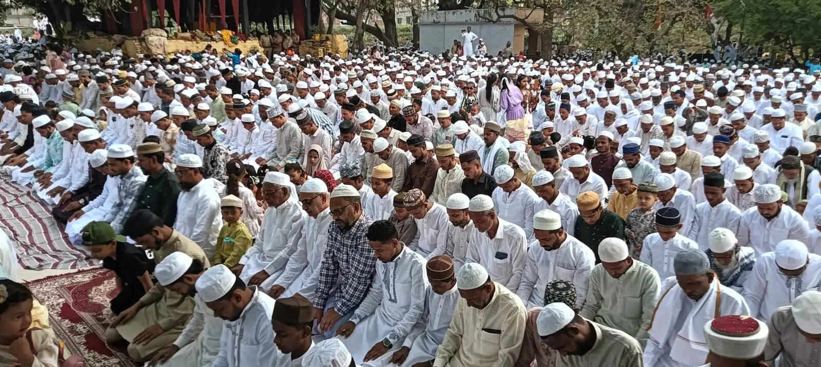 वाराणसी : उल्लासपूर्ण माहौल और अकीदत के साथ ईद-उल-फितर की नमाज अदा