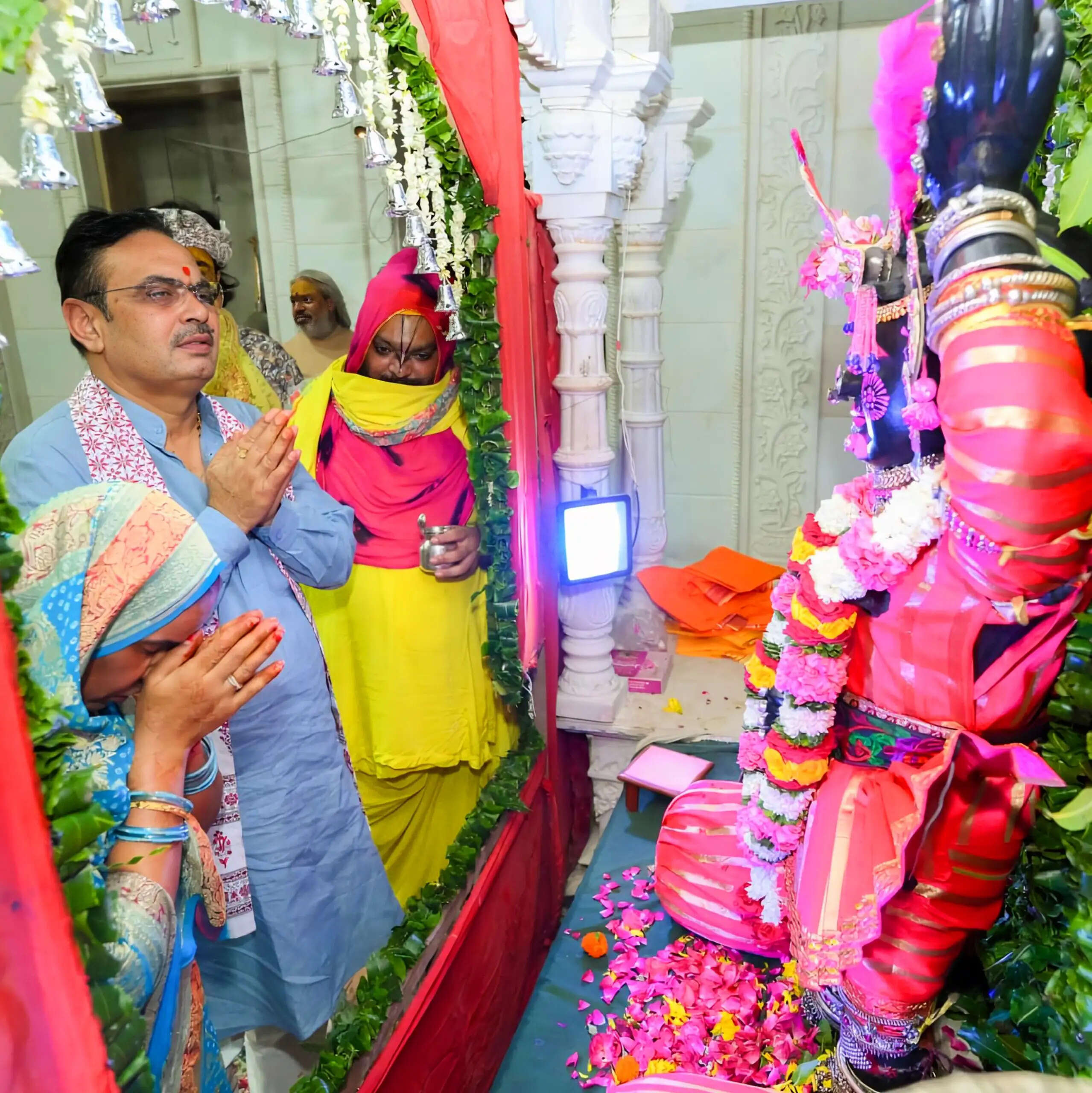 मुख्यमंत्री ने पूंछरी का लौठा स्थित श्रीनाथजी मंदिर में किए दर्शन