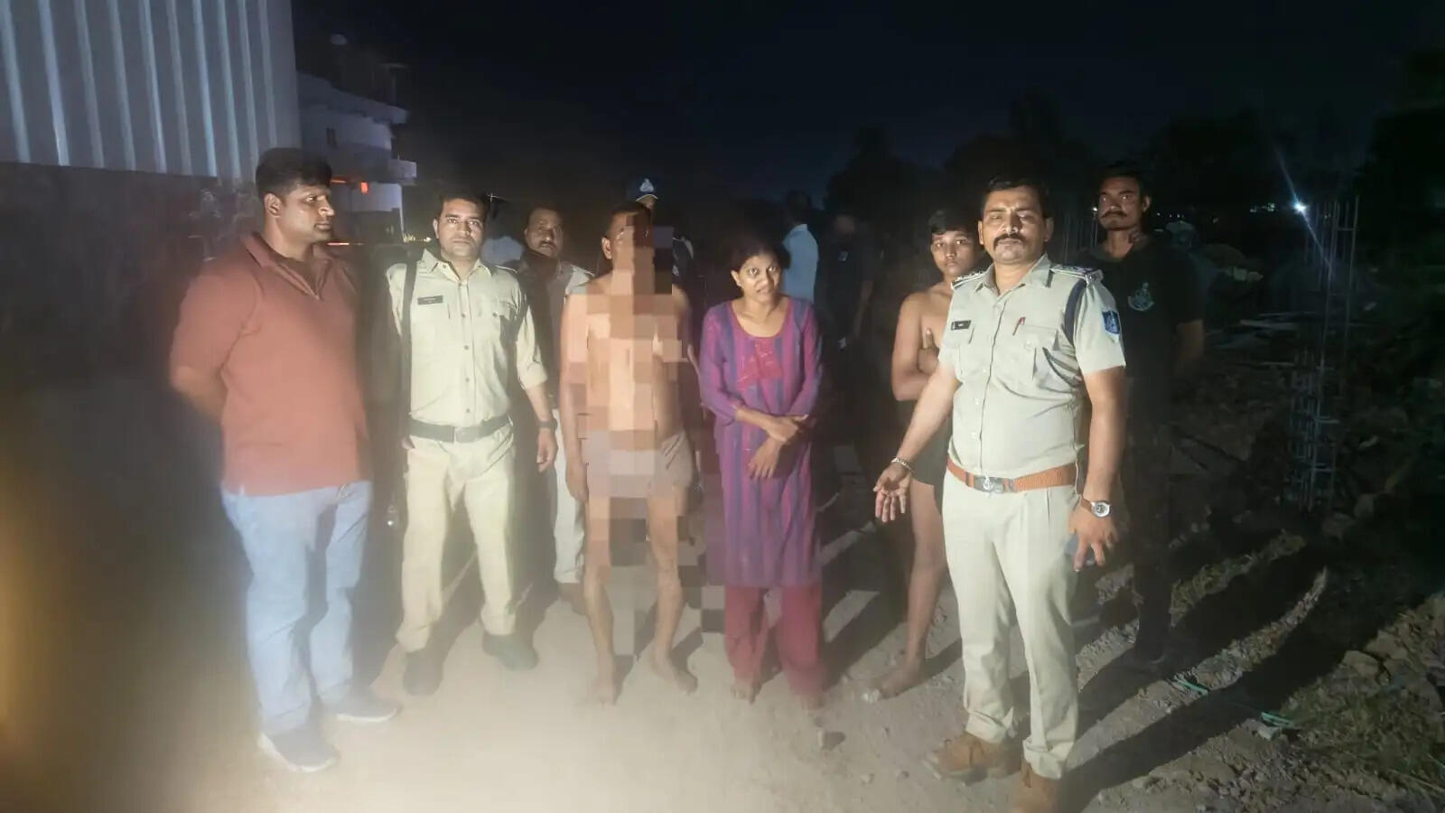 नागदा - आग में फंसे दंपति और उनके बालक को पुलिस ने बचाया
