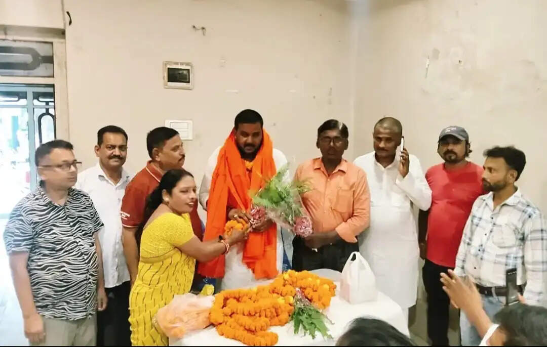 अररिया आगमन पर नवनिर्वाचित एमएलसी अनिल कुमार ठाकुर का जिला नाई संघ ने किया नागरिक अभिनंदन