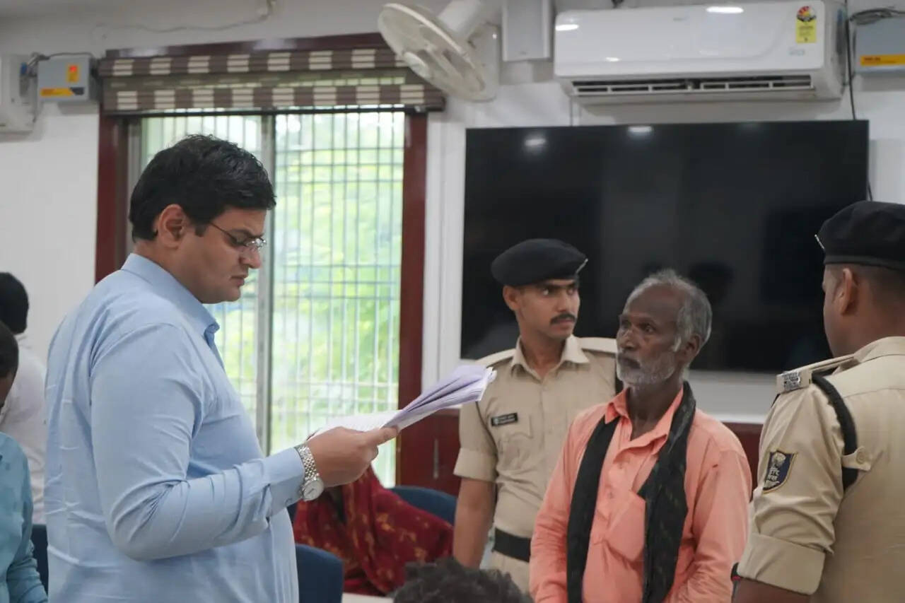 जनता दरबार में डीएम ने सुनी 39 फरियादियों की फरियाद