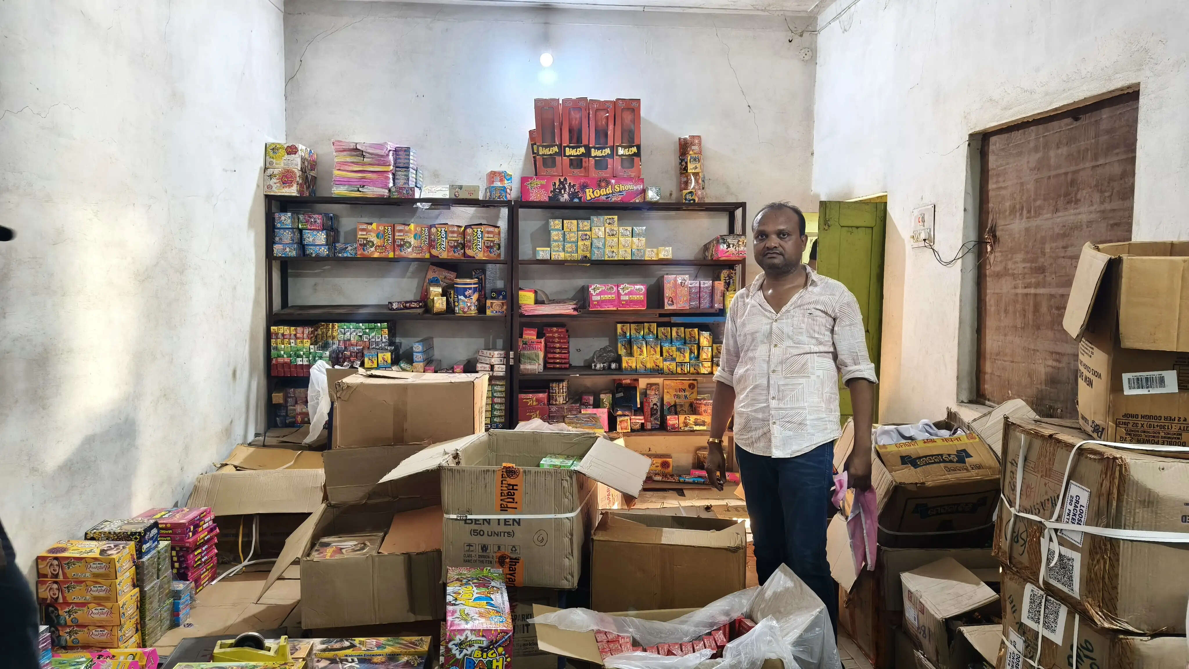 जांजगीर-चांपा : दिवाली से पहले अवैध पटाखों के भंडारण पर पुलिस की बड़ी कार्रवाई, 75 हजार के पटाखे जब्त, एक आरोपित पर केस दर्ज