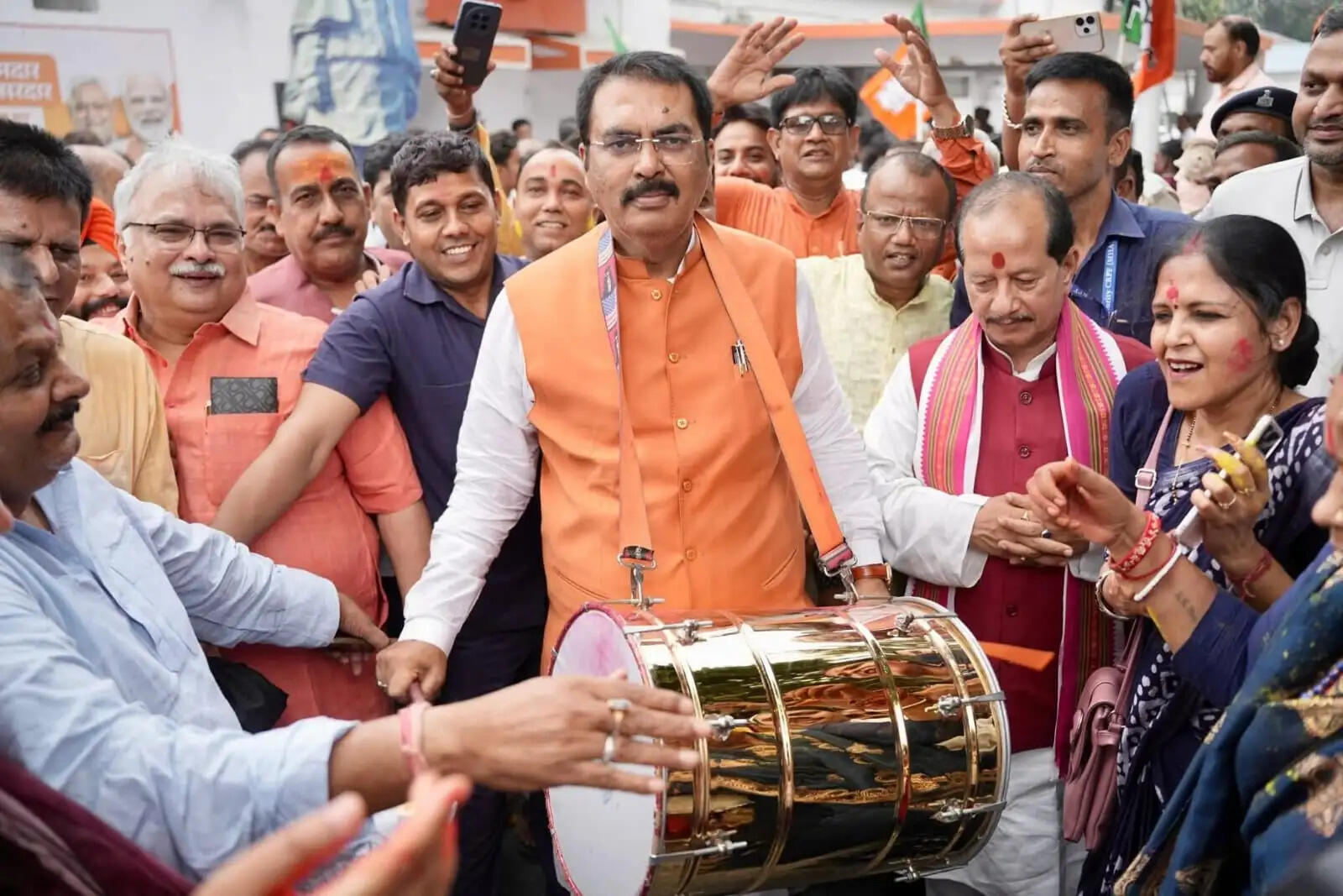 पश्चिम बंगाल, असम और पुडुचेरी विधानसभा जीत पर बंटी मिठाई और झालमुड़ी