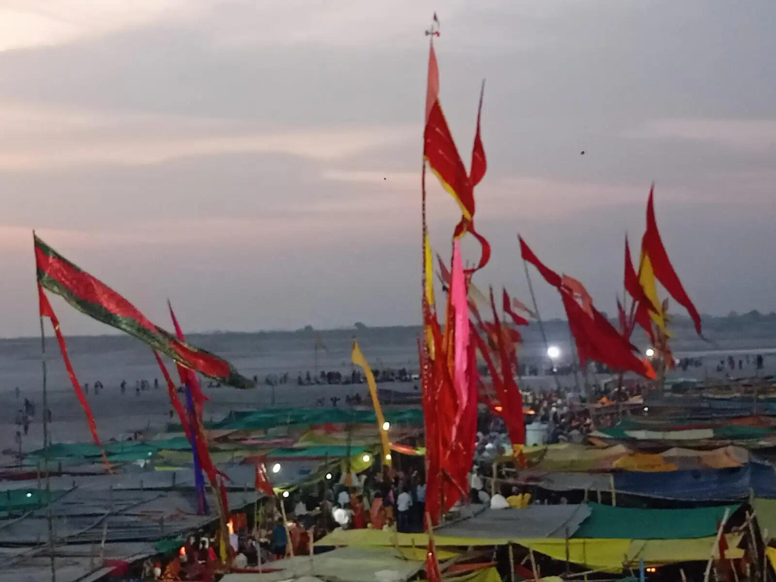 दो लाख श्रद्धालुओं ने शीतला धाम में टेका माथा, आस्था का उमड़ा सैलाब