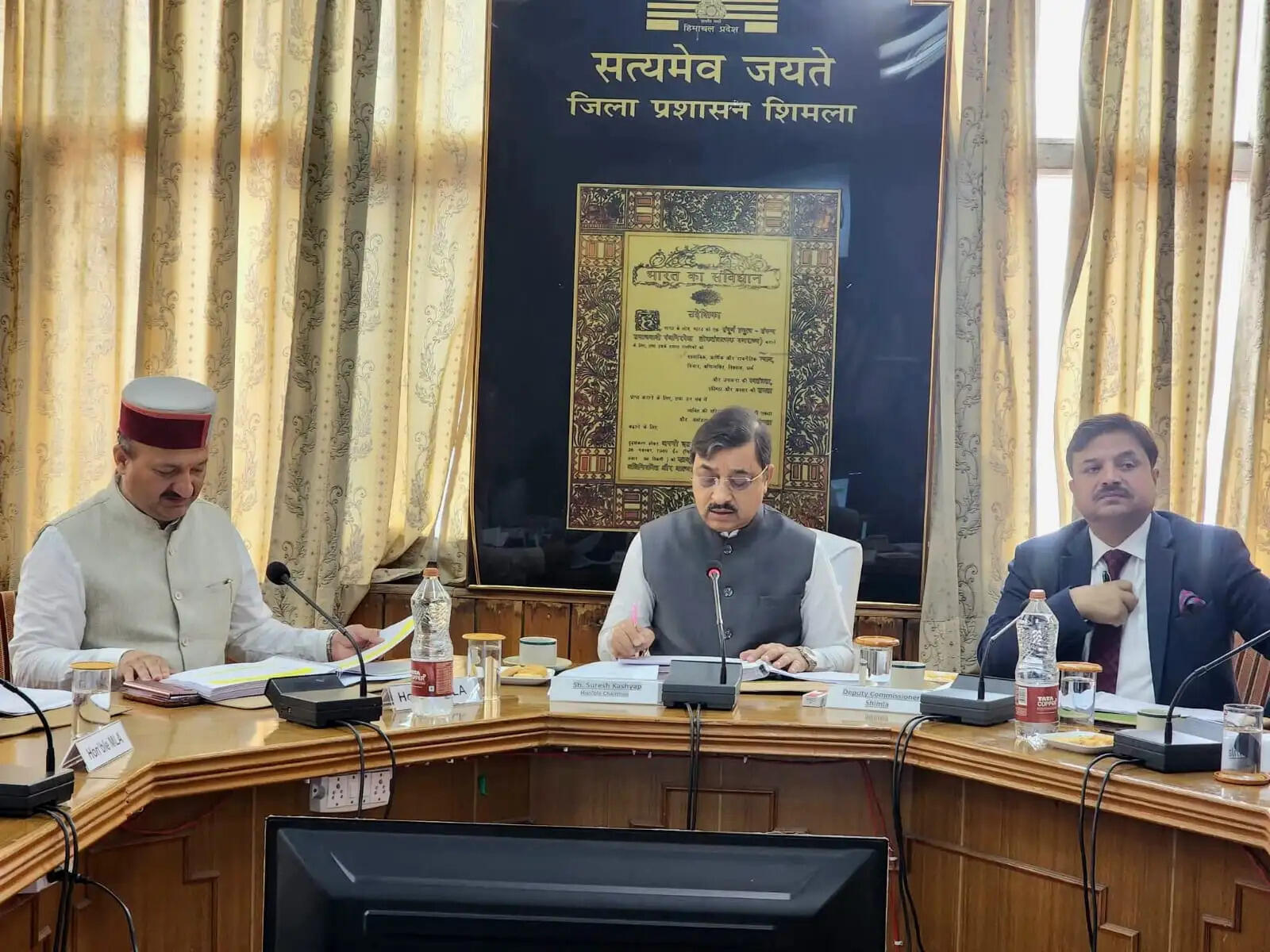 दिशा बैठक में 40 से अधिक योजनाओं की समीक्षा, सांसद सुरेश कश्यप के अधिकारियों को निर्देश