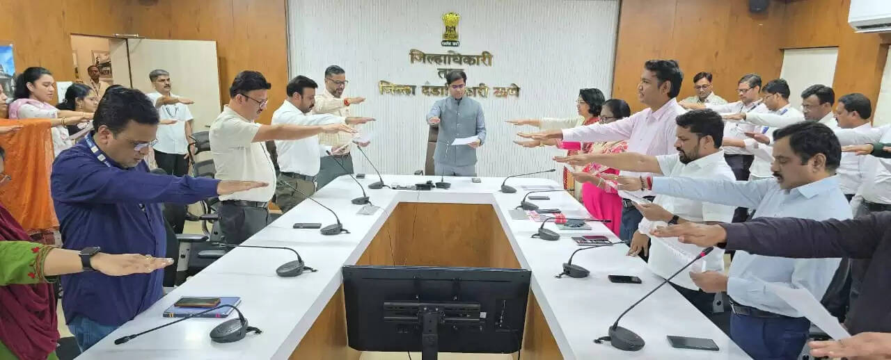 ठाणे जिलाधिकारी कार्यालय में संविधान की प्रस्तावना का पाठ हुआ