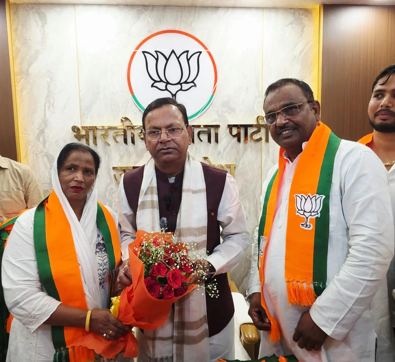हापुड़ नगर पालिका परिषद अध्यक्ष पुष्पा व पूर्व बसपा प्रत्याशी श्रीपाल सिंह ने ली भाजपा की सदस्यता