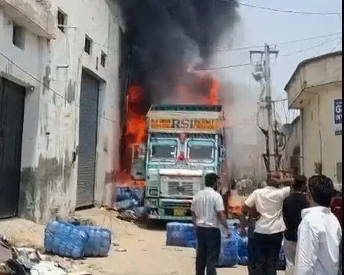 पानीपत: हाई वोल्टेज तारों से ट्रक में लगी आग, लाखों रुपए का कपड़ा जलकर राख