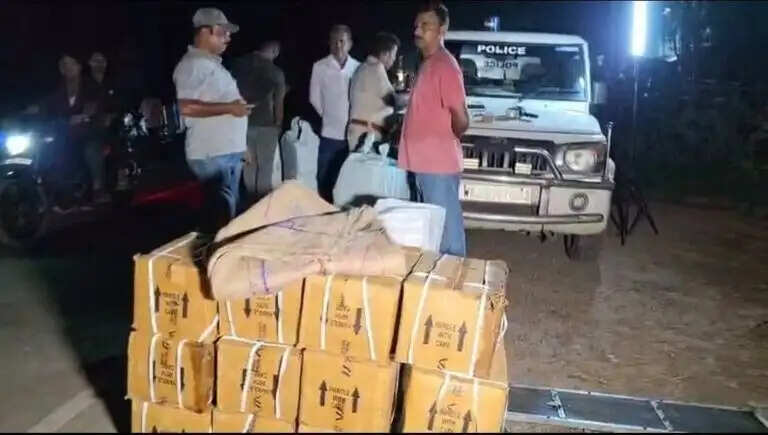 टाकी रोड पर भारी मात्रा में बोतल फेंसीडिल जब्त, तस्कर गिरफ्तार