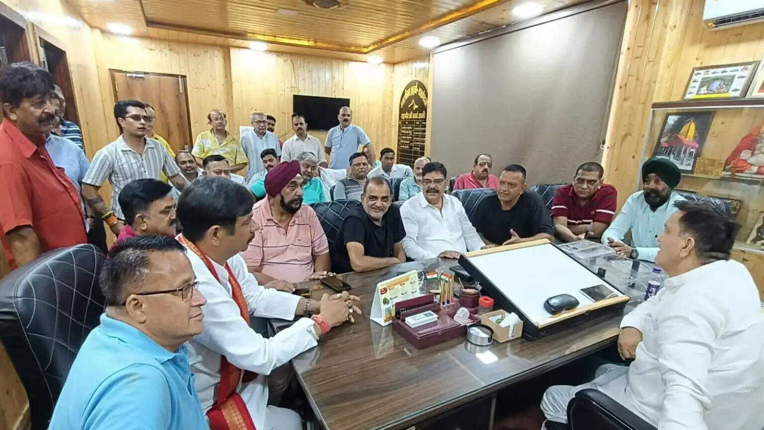 दुकानों का किराया पूर्ववत रखने को मेयर से मिले व्यापार मंडल के पदाधिकारी