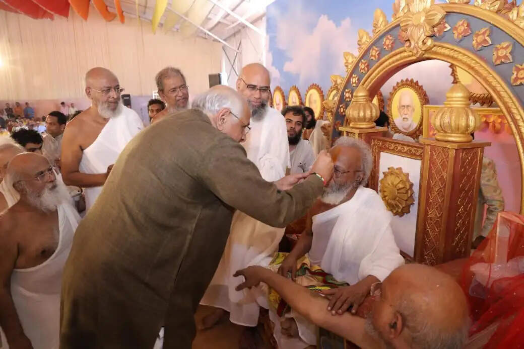सूरत में आचार्य यशोवर्मसूरिश्वरजी के पदप्रदान समारोह में शामिल हुए भूपेंद्र पटेल