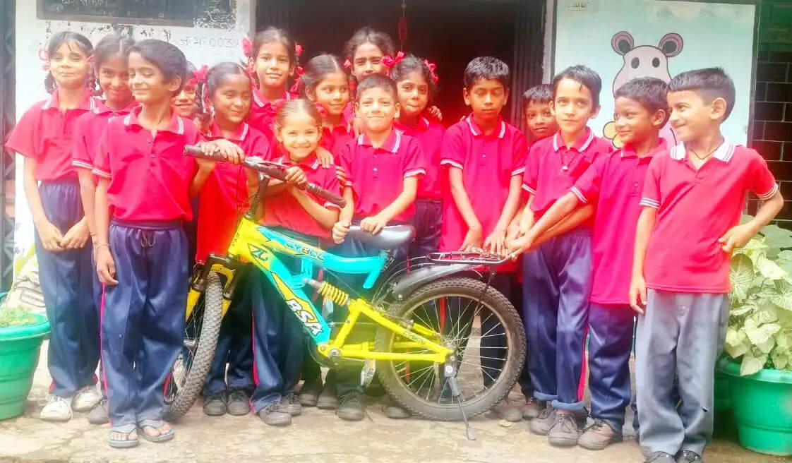 रक्षाबंधन पर शिक्षक ने बच्चों को भेंट की साइकिल