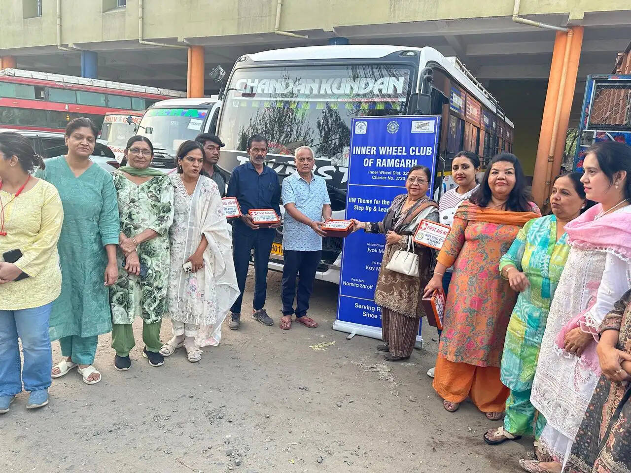 इनर व्हील क्लब ने&nbsp;यात्रियों में किया फर्स्ट एड किट का वितरण