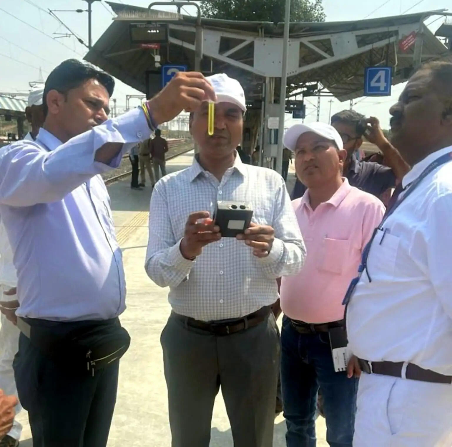 पश्चिम रेलवे ने एक ही दिन में पेयजल की गुणवत्ता की जांच के लिए किए 350 से अधिक परीक्षण
