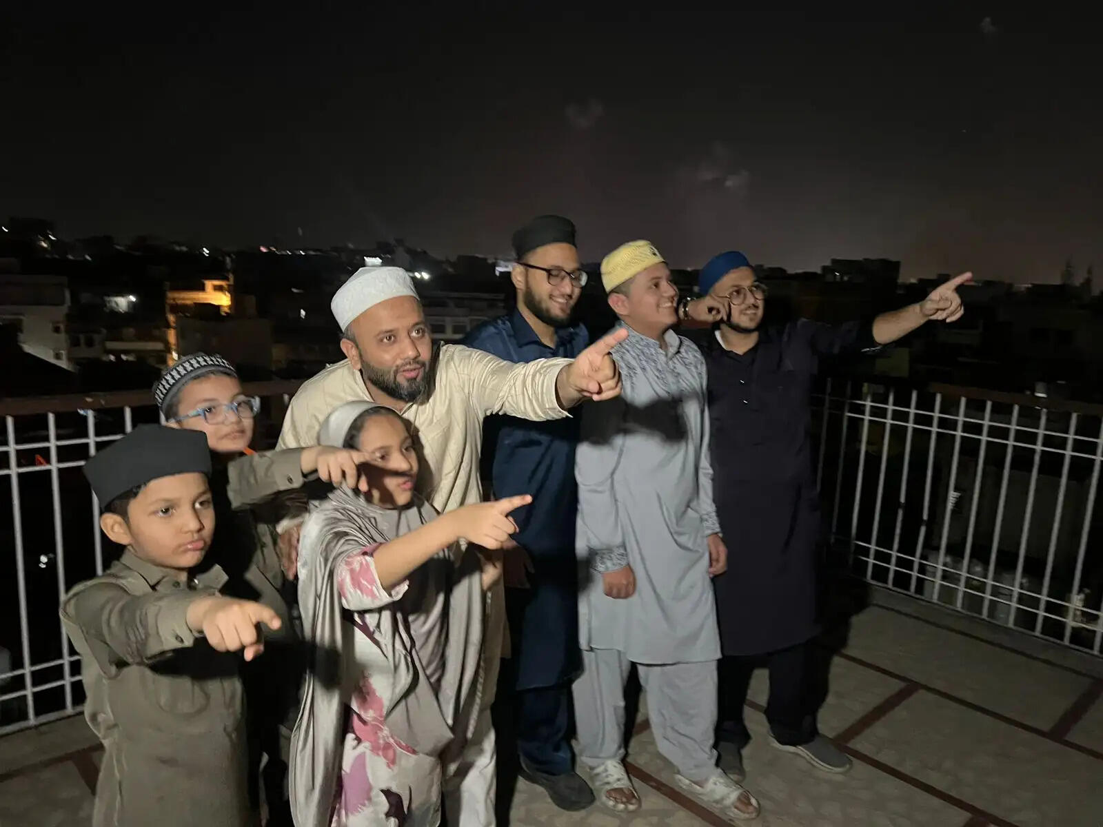 वाराणसी में ईंद का चांद दिखा, शनिवार को ईद, जमकर आतिशबाजी,बधाईयों का दौर शुरु