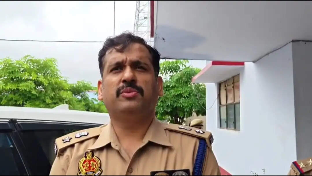 सीतापुर सड़क पर मिला महिला का शव, हत्या का आराेप