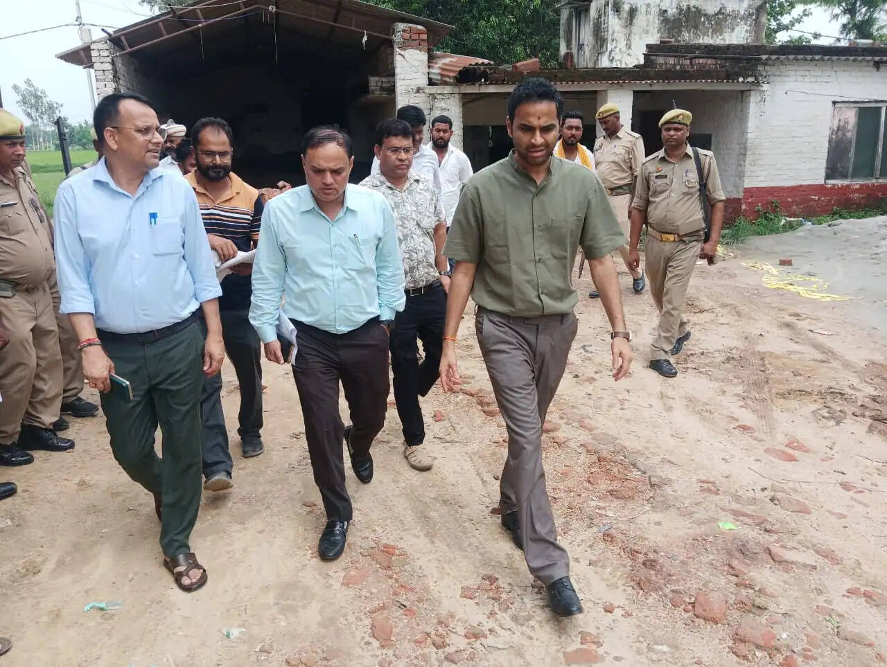 जिलाधिकारी रास्ते और सरकारी जमीन पर कब्जे की शिकायतों की जांच करने पर पहुंचे गांव, दिए निर्देश