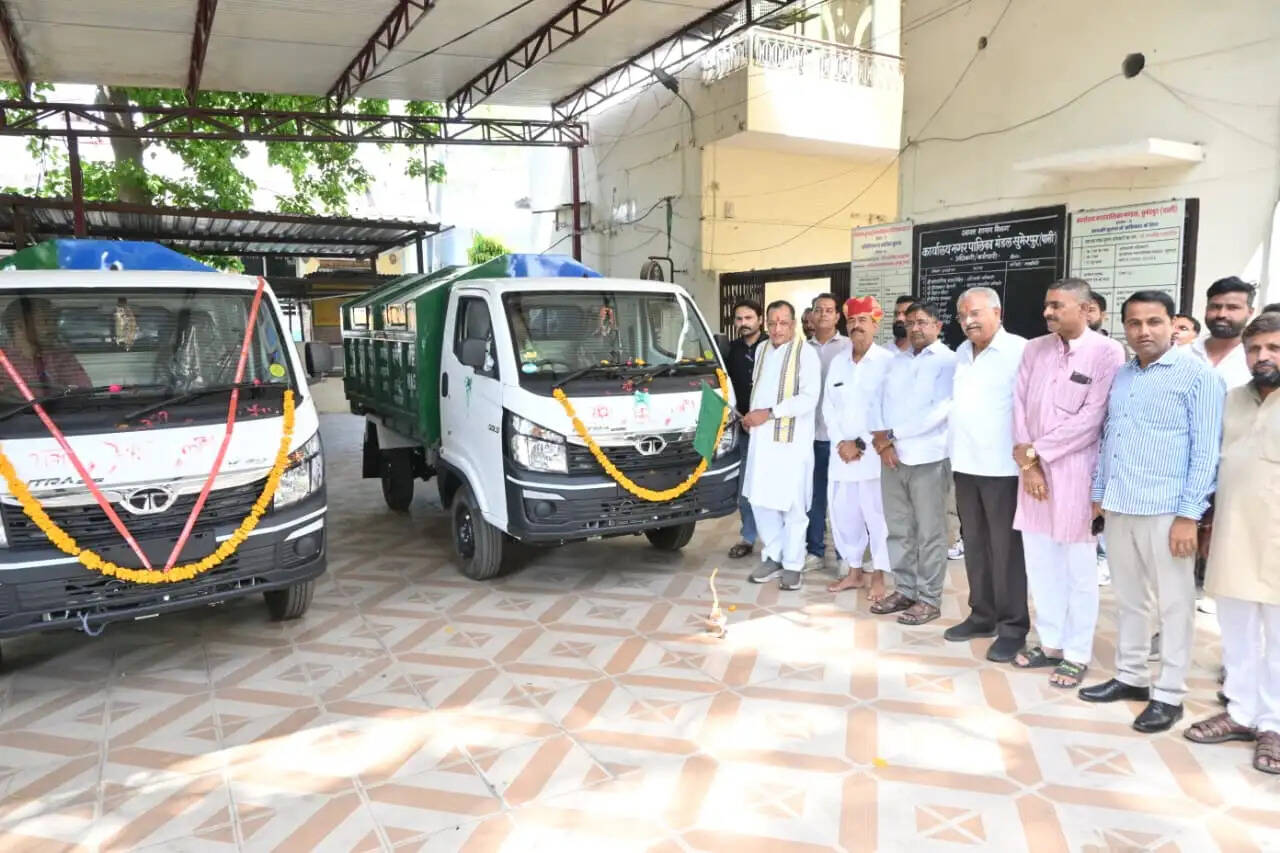 कचरा संग्रहण व्यवस्था को बेहतर बनाने के लिए मिली दो नई गाड़ियां