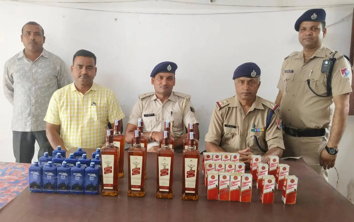 सीवान में आरपीएफ की कार्रवाई, क्लोन एक्सप्रेस से लावारिस विदेशी शराब जब्त