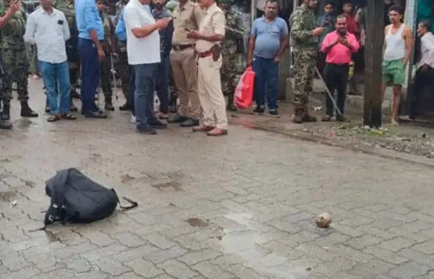 चोपड़ा बाजार में व्यक्ति के बैग से गिरा जिंदा बम, दो पकड़े गए