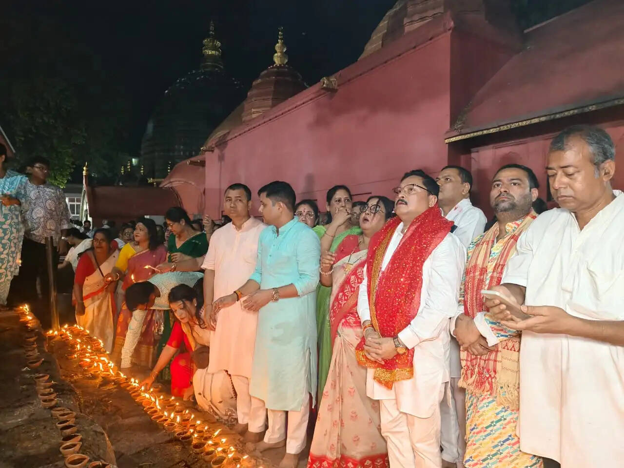गुवाहाटी के कामाख्या मंदिर में पश्चिम बंगाल की मंत्री व दिलीप सैकिया ने की पूजा-अर्चना