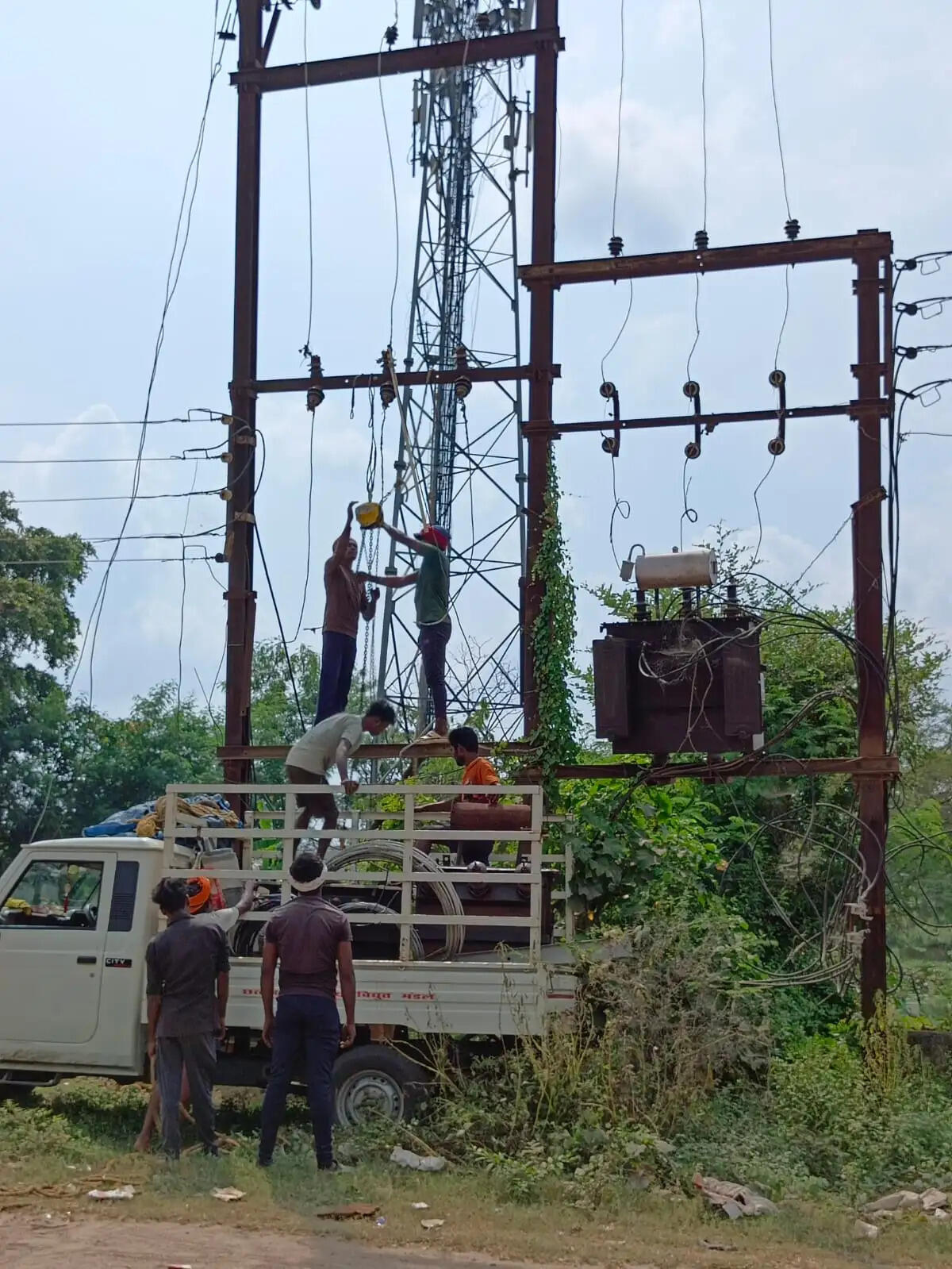 सरप्लस बिजली के दावे के बीच कटौती जारी, उपभोक्ता परेशान