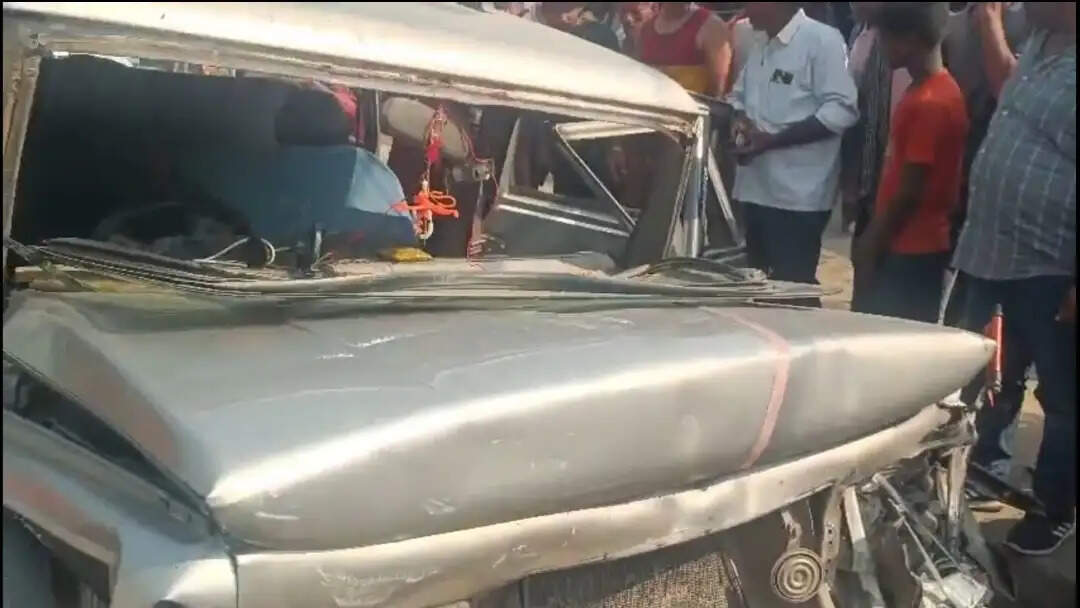 छपरा में ट्रक ने बोलेरो को मारी टक्कर, 06 घायल