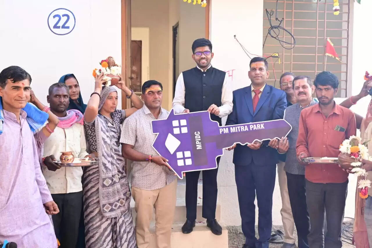 पीएम मित्र पार्क में विस्थापन के 24 हितग्राहियों को एम.पी.आई.डी.सी. ने सौंपे पक्के मकान