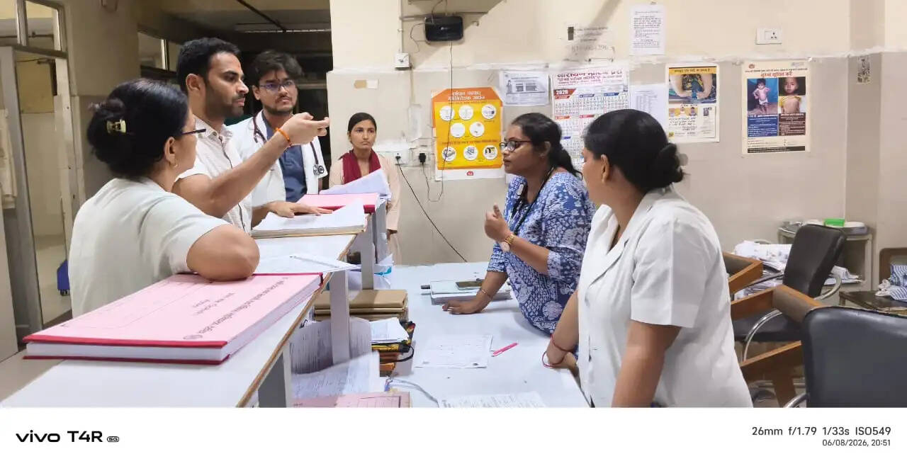 रात में मेडिकल कॉलेज पहुंचे डीएम, मरीजों से पूछा हाल; वन स्टॉप सेंटर की भी परखी व्यवस्था