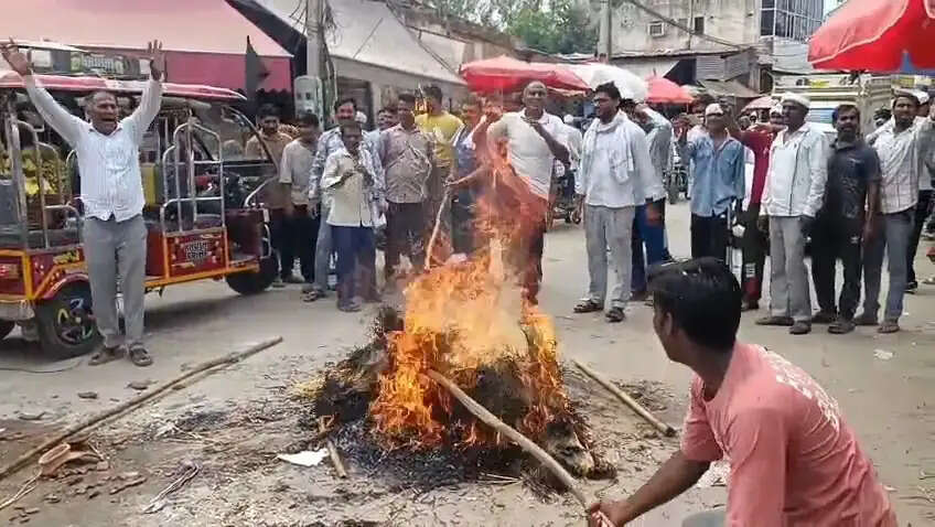 नूंह : सफाई कर्मचारियों ने मंत्री की संकेतिक शव यात्रा निकालकर जताया विरोध
