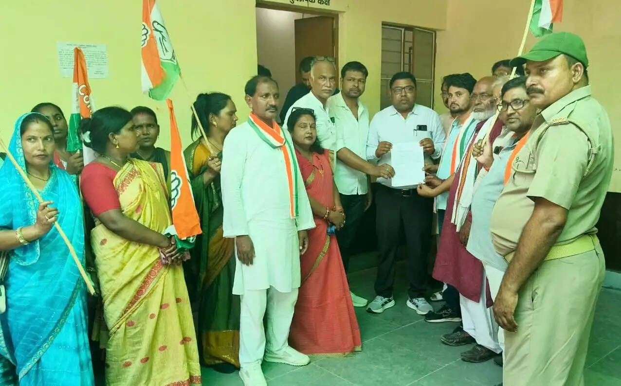 रसोई गैस सिलेंडर की कालाबाजारी के खिलाफ कांग्रेस का प्रदर्शन, एसडीएम को सौंपा ज्ञापन