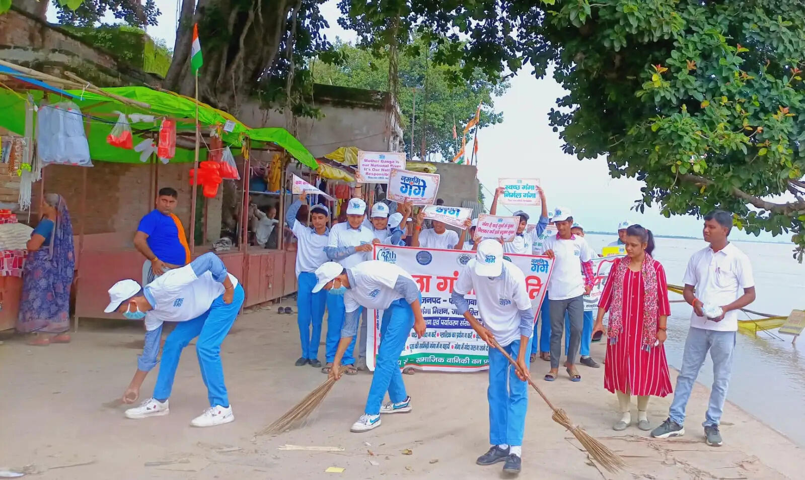 फर्रूखाबाद में गंगा तट पर सफाई कर लोगों को किया गया जागरूक