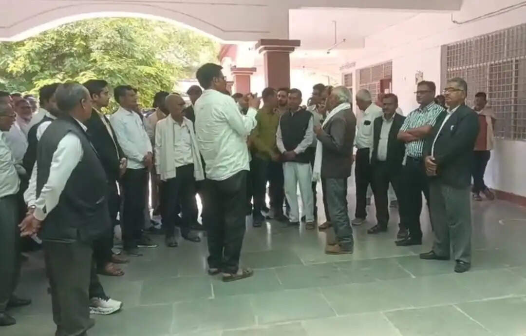 एसडीएम के पेशकार ने वकीलों के खिलाफ दर्ज कराया&nbsp;मुकदमा