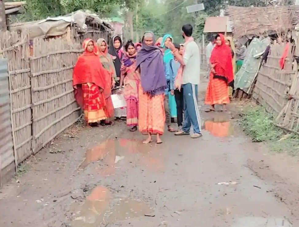 मोतीपुर बाइपास सड़क बनी जानलेवा, कीचड़ और गड्ढों से जूझ रहे ग्रामीण