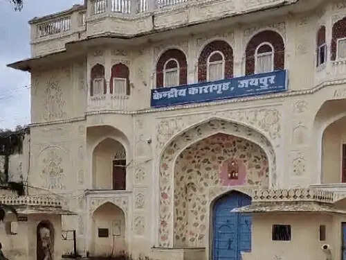 सेंट्रल जेल में मोबाइल और तंबाकू का पैकेट फेंकने वाले को जेल प्रहरियों ने पकड़ा