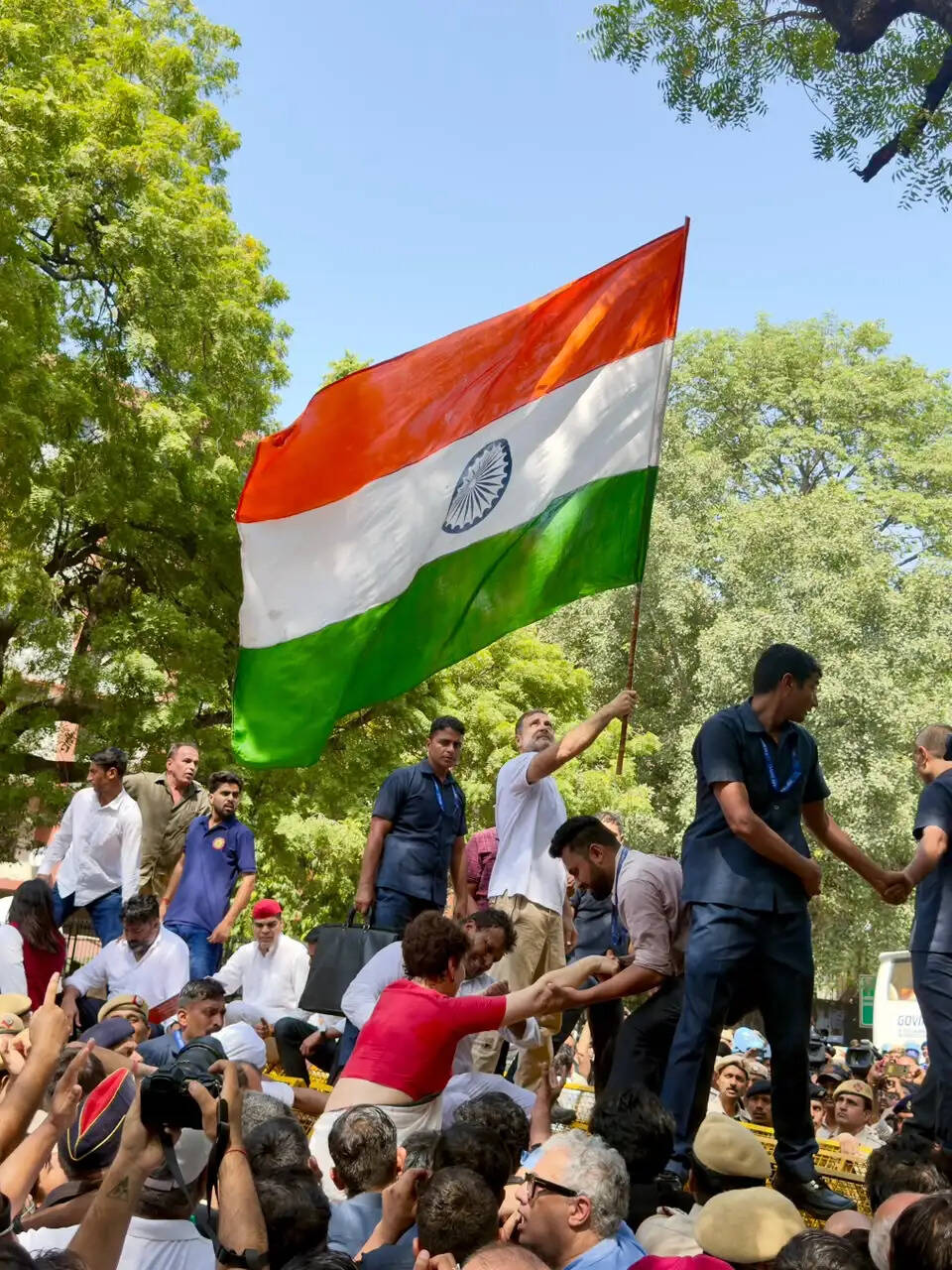 (अपडेट) चुनाव आयोग तक मार्च पर अड़ा विपक्ष, राहुल-प्रियंका आकाशवाणी भवन में धरने पर बैठे