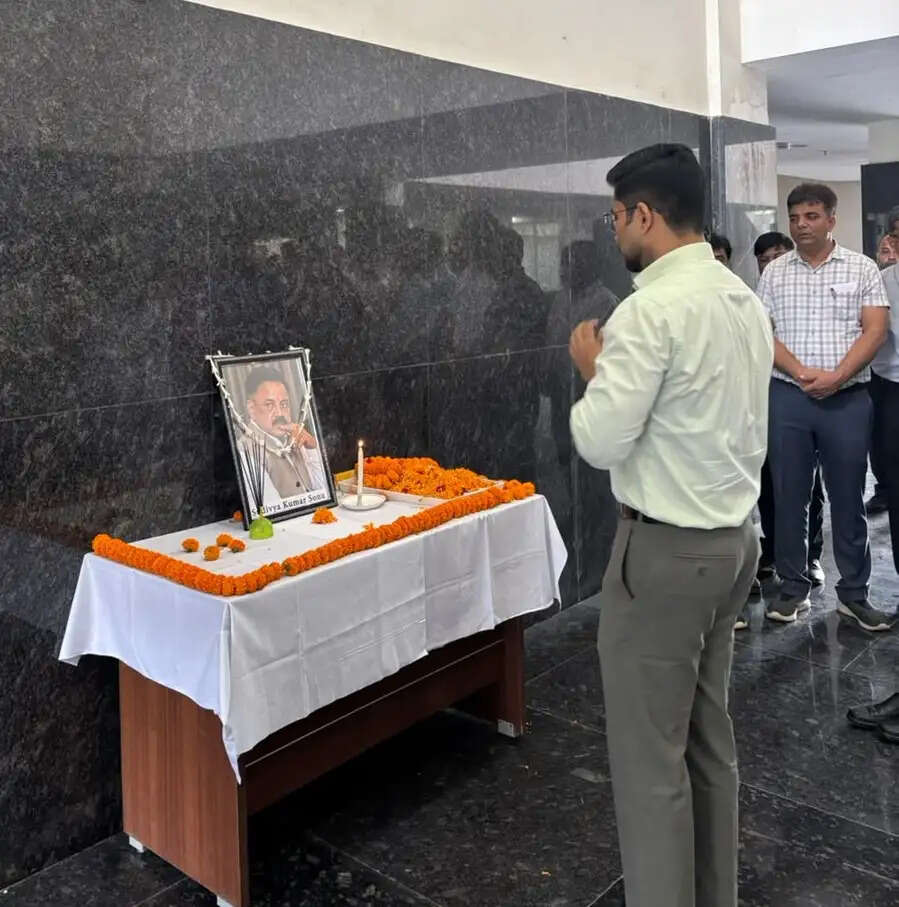 मंत्री सुदिव्य कुमार के निधन पर जुपमी भवन में श्रद्धांजलि सभा, अधिकारियों-कर्मियों ने किया नमन