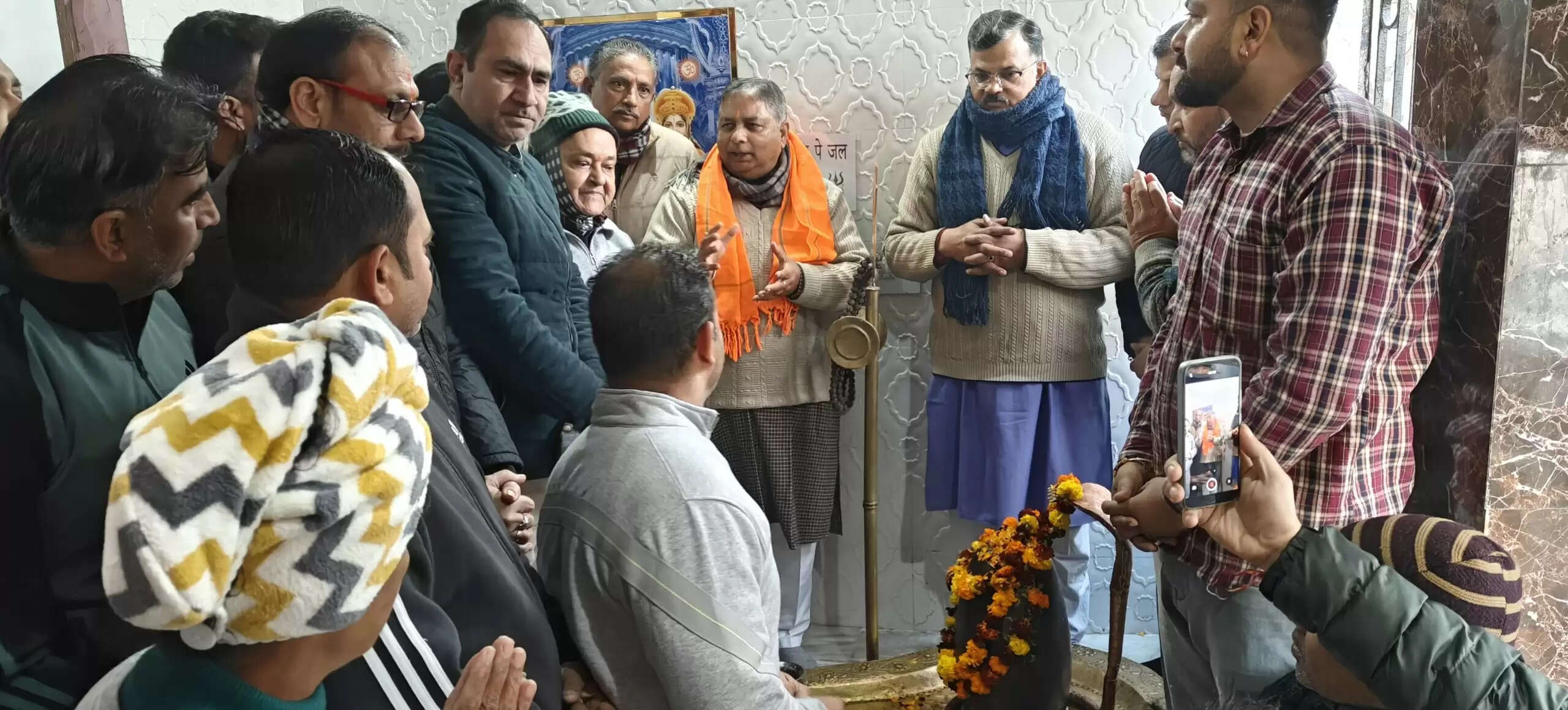 सत शर्मा ने शिव मंदिर में किए दर्शन