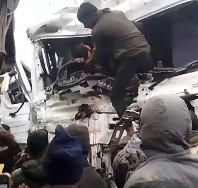 मीरजापुर में घने कोहरे में हाइवा-ट्रक की भीषण टक्कर, चालक गंभीर