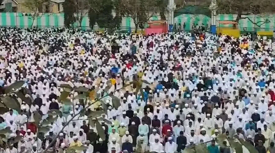 धुबड़ी ईदगाह मैदान में ईद-उल-फितर की नमाज अदा करने काे जमा हुए हजारों लोग