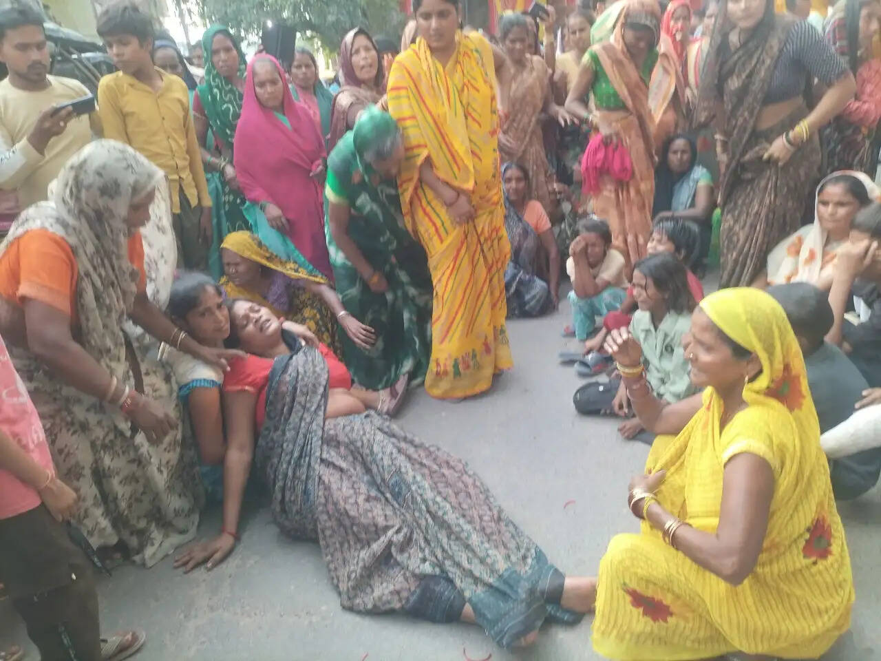 हमीरपुर : फल विक्रेता की मौत पर भड़का आक्रोश,&nbsp;शव रखकर परिजनों ने कालपी स्टेट हाइवे पर लगाया जाम